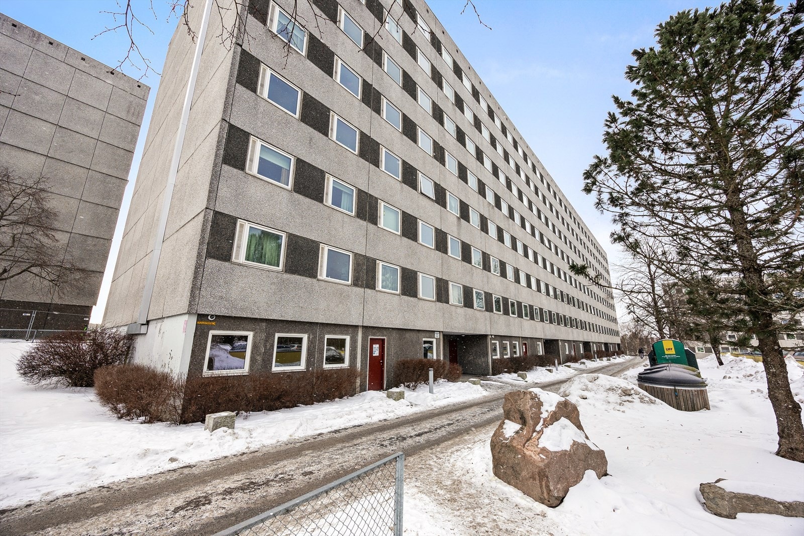 Bygget er oppført i 1968 med yttervegger i betong, stål- og trekonstruksjon. Galleribilde