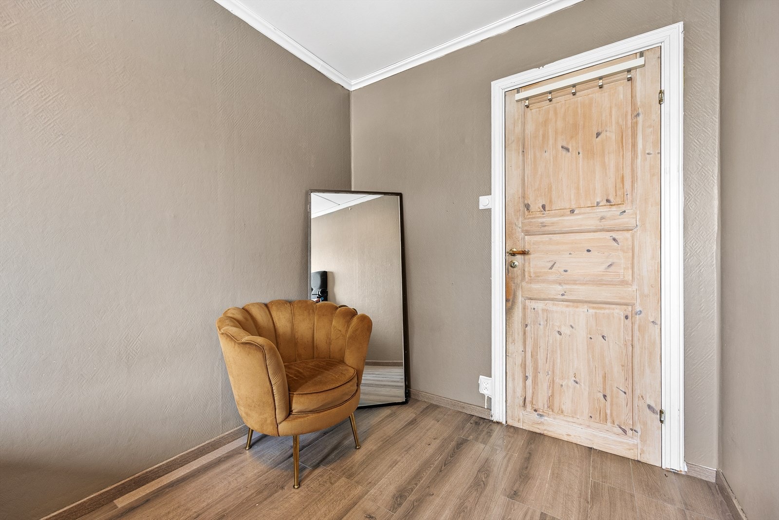 Også her er det laminat på gulv og vegger med malt tapet. Galleribilde