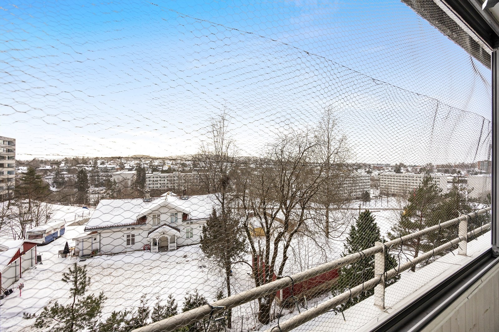 Innglassingen gjør at balkongen kan benyttes store deler av året. Galleribilde