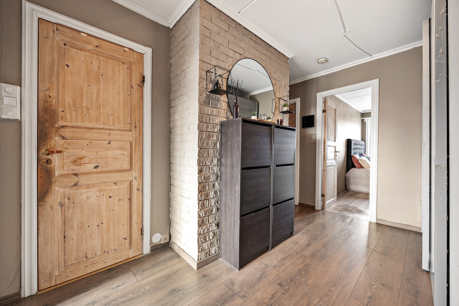 Gjennomgående laminatgulv binder rommene sammen på en helhetlig måte. Galleribilde