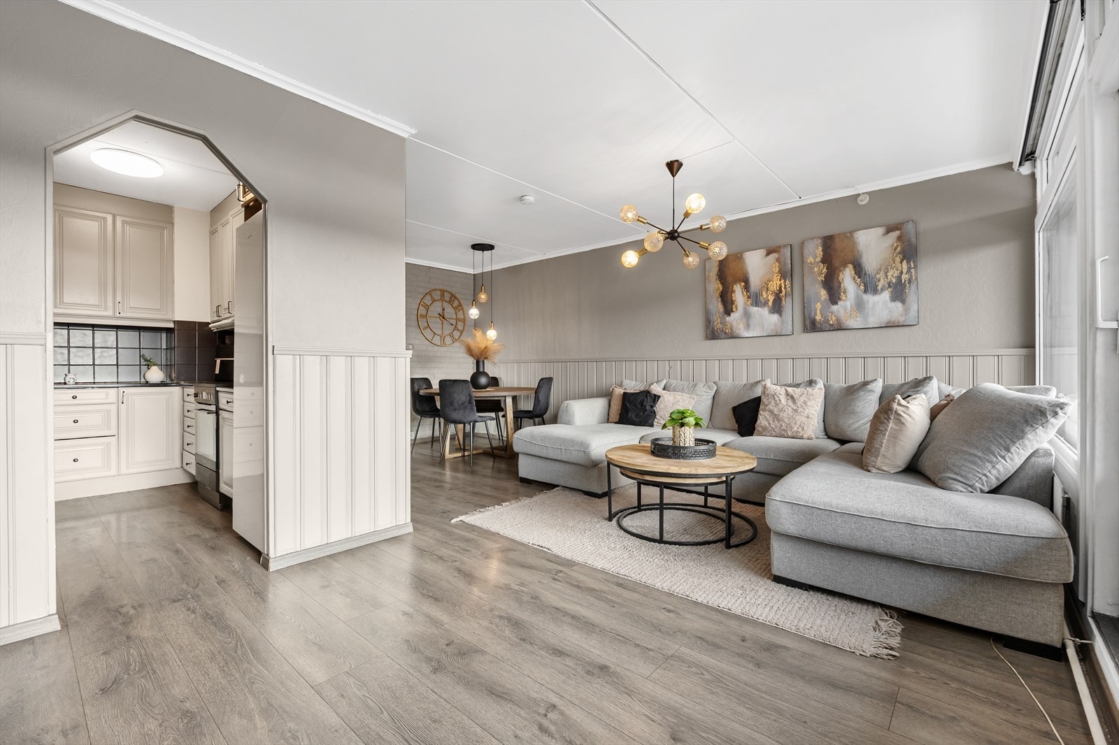 Den åpne løsningen mellom stue og kjøkken skaper en sosial og luftig atmosfære. Galleribilde