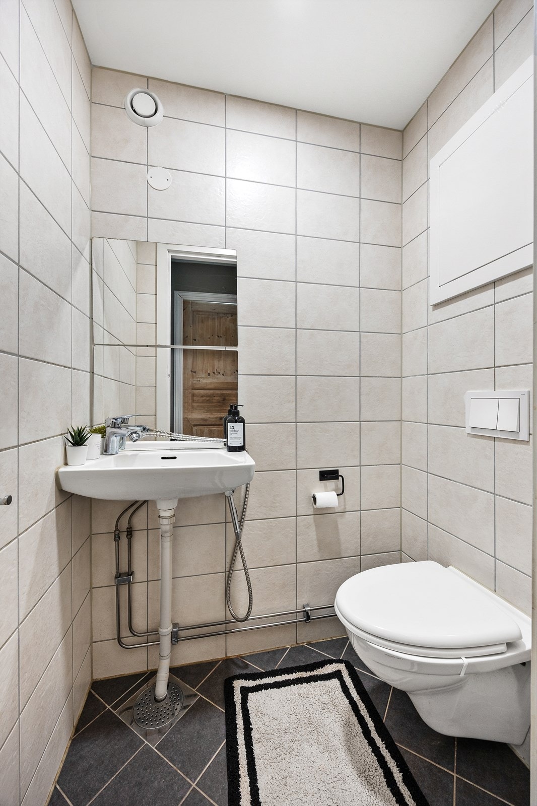 Leiligheten har et separat toalettrom med vegghengt klosett og servant. Galleribilde