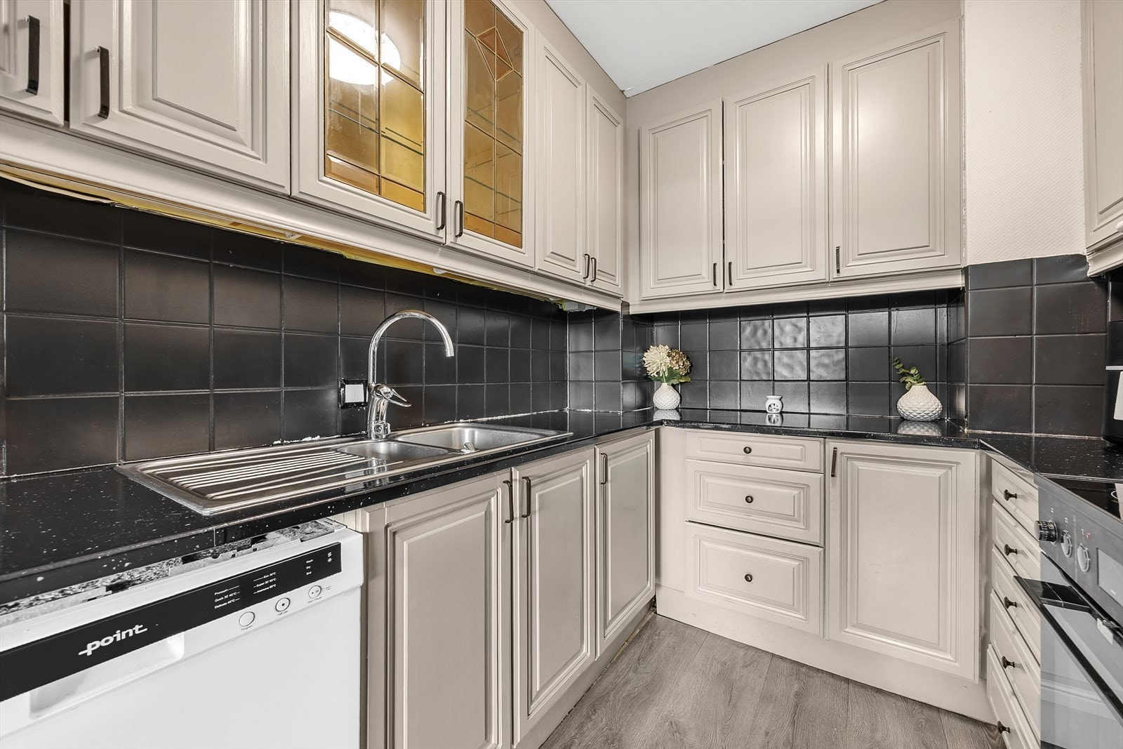 Kjøkkenet er praktisk innredet med opplegg for oppvaskmaskin. Galleribilde