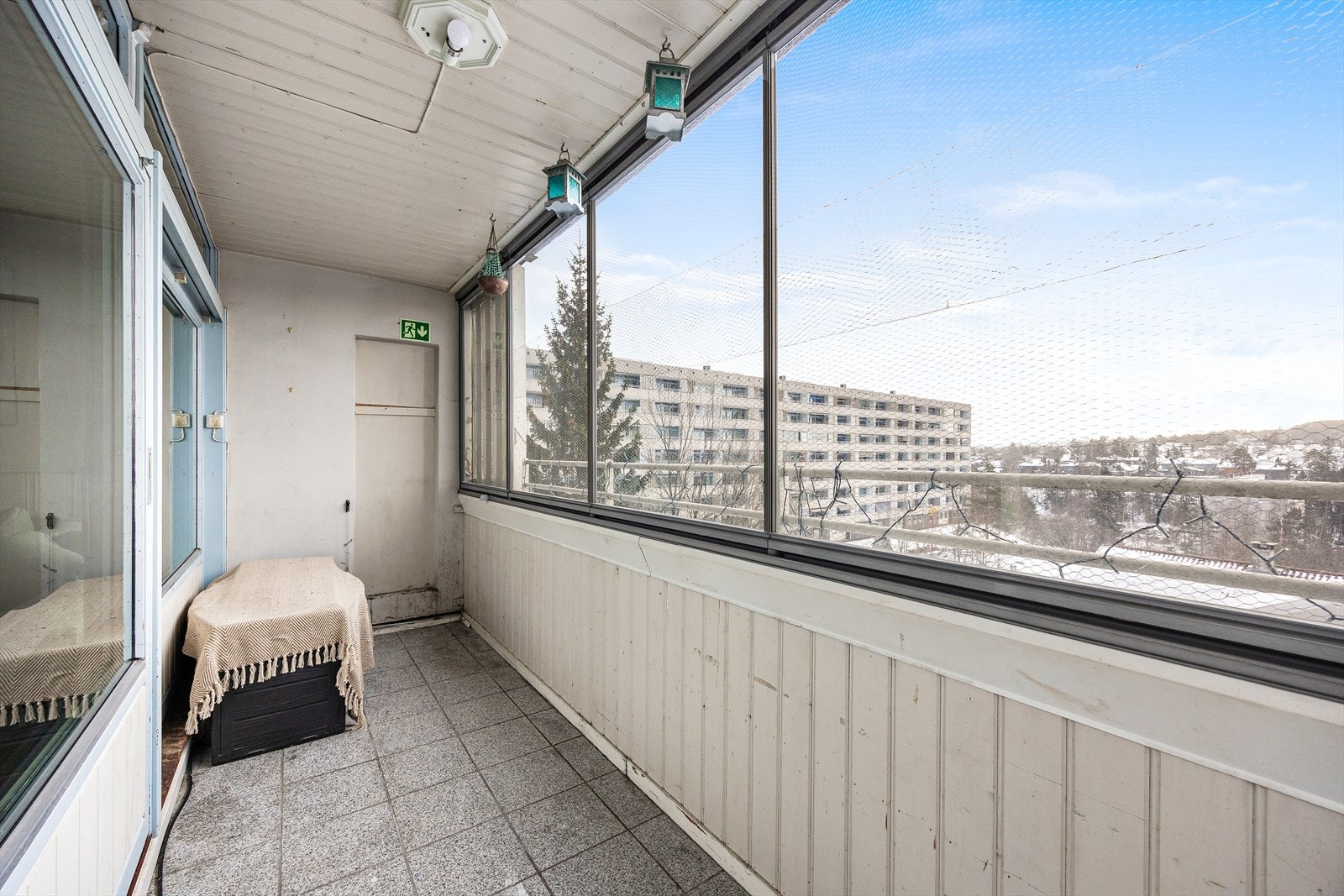 Den innglassede balkongen på 9 m² fungerer som en forlengelse av stuen. Galleribilde