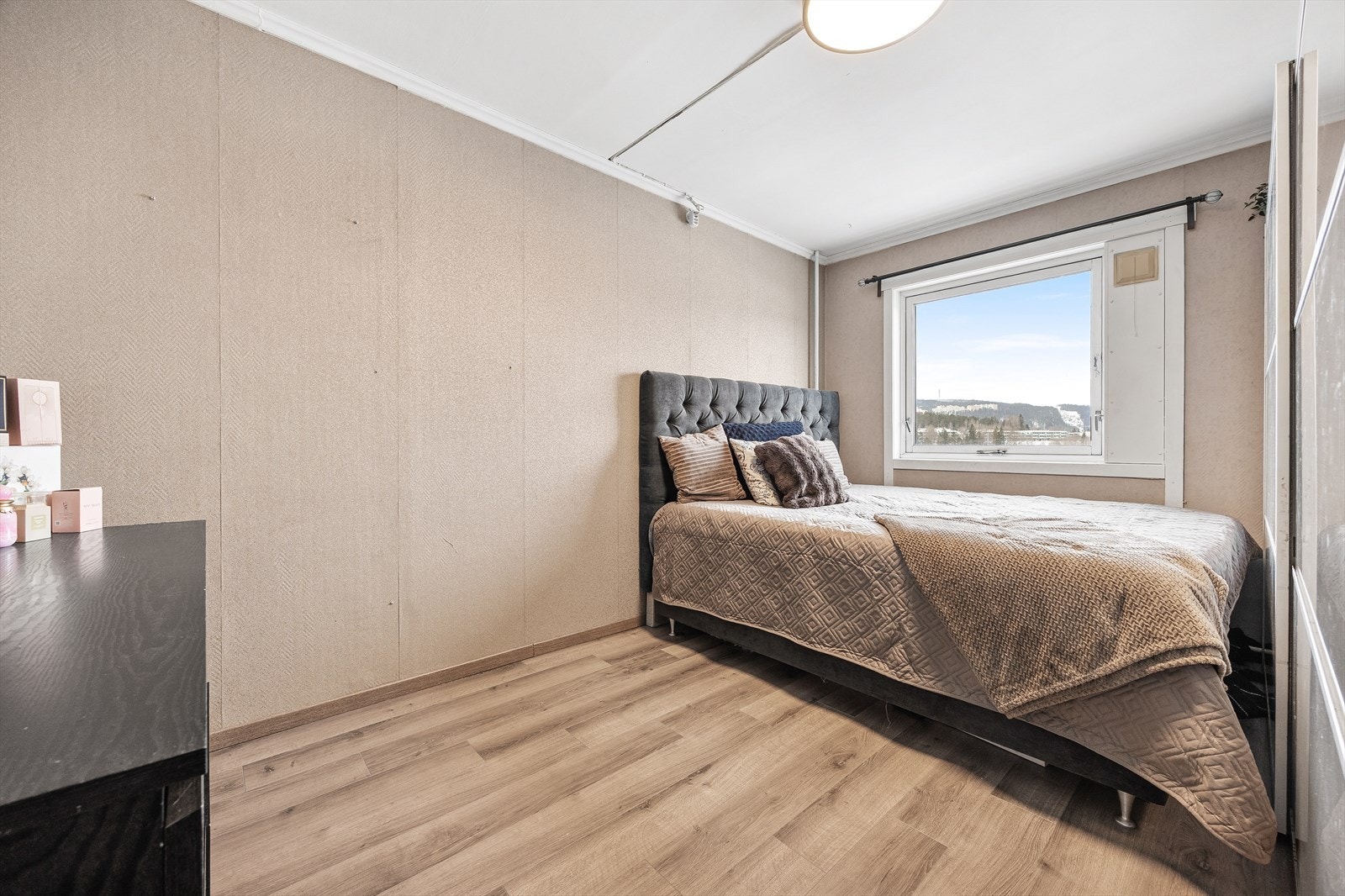 Soverommene har laminatgulv og oppvarming via radiatorer tilknyttet fellesanlegget. Galleribilde