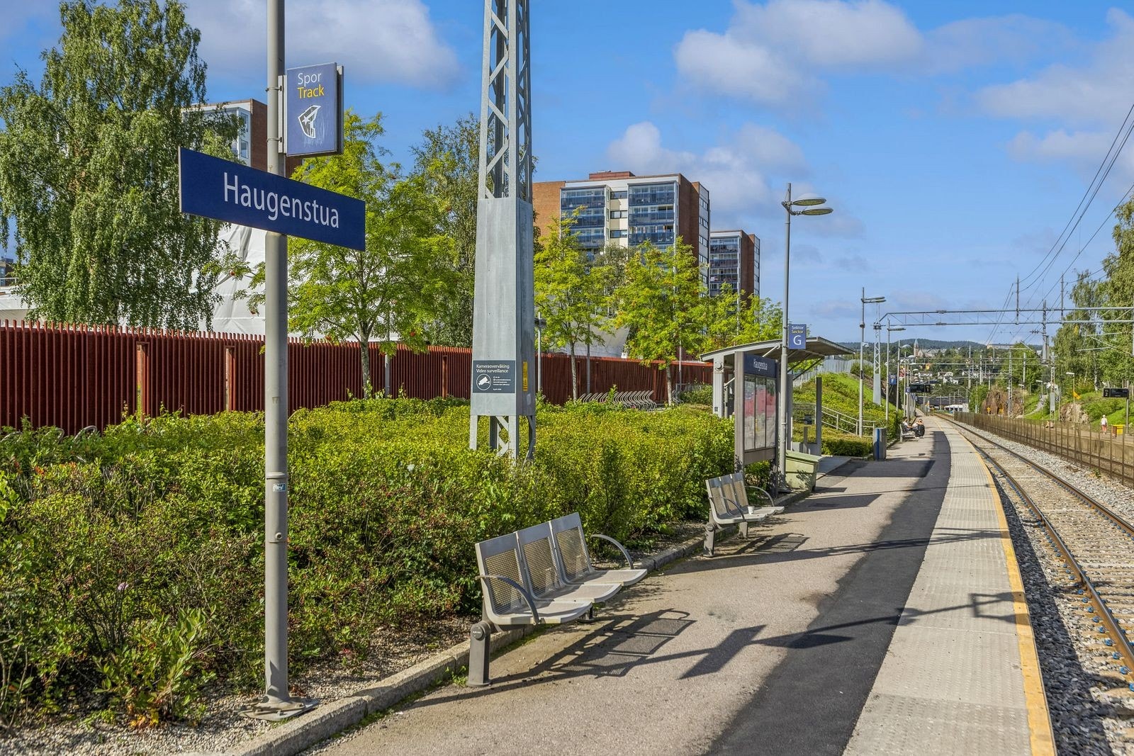 Fra Haugenstua stasjon, 7 minutter unna, tar toget (L1) deg effektivt videre. Galleribilde