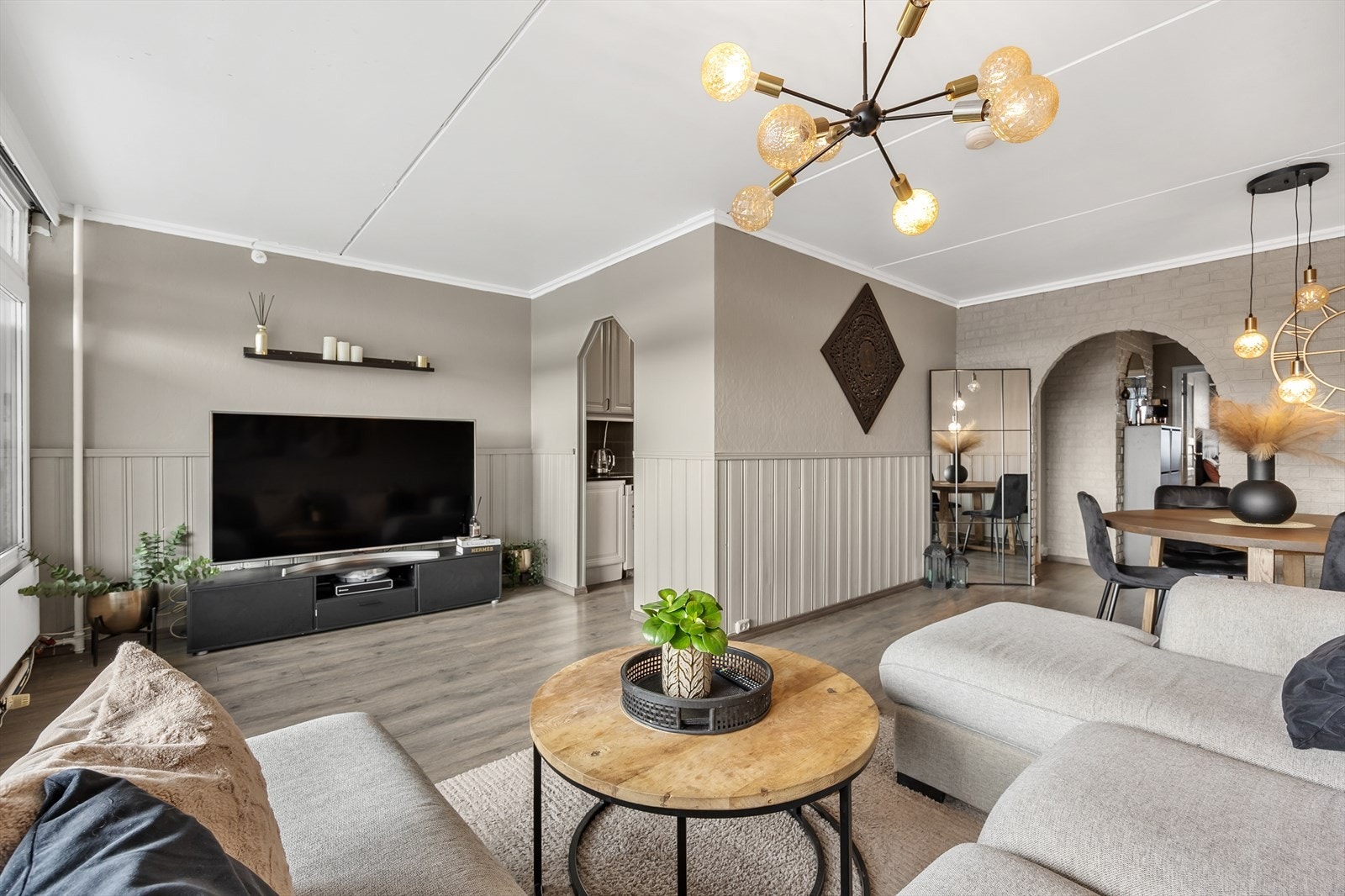 Himlingshøyden på ca. 2,47 meter bidrar til en god romfølelse i stuen. Galleribilde