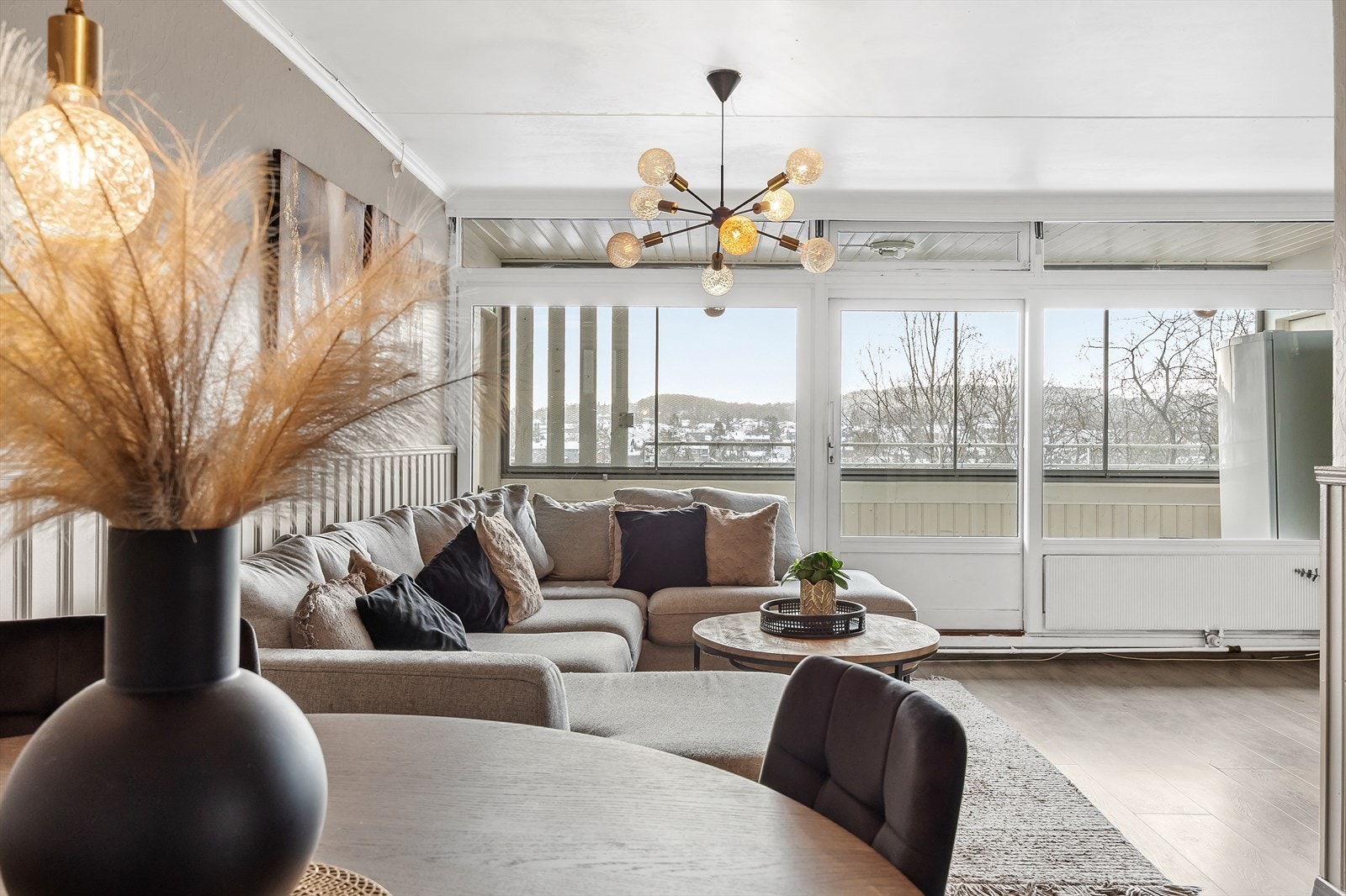 Store vindusflater gir rikelig med dagslys inn i stuen. Galleribilde