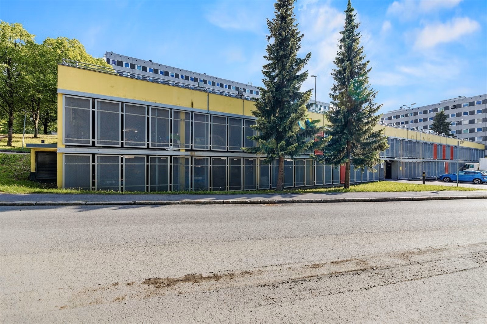 Borettslaget har 321 plasser i garasjeanlegget og 355 uteparkeringsplasser hvorav 118 med strøm. Garasjen er kort gange fra boligen. Galleribilde