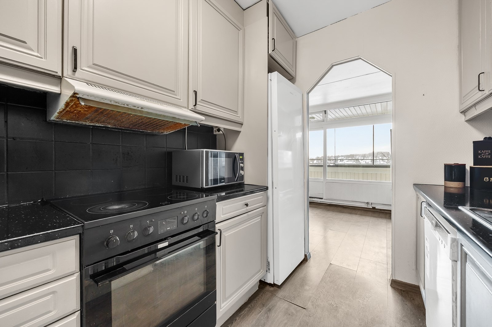 Ventilasjon på kjøkkenet er løst med en kullfilterventilator over komfyren. Galleribilde