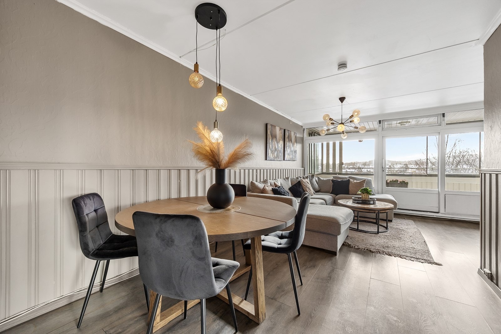 Stuen har god plass til både sofagruppe og en egen spiseplass. Galleribilde