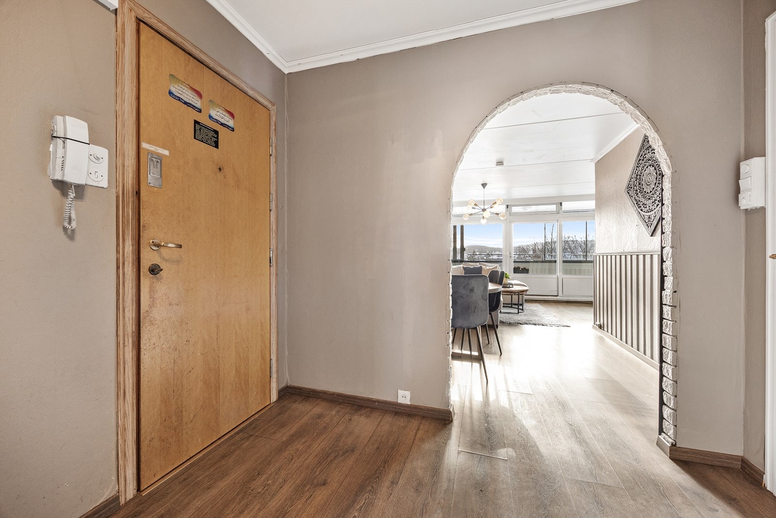 Innbydende entré med dørcalling og adkomst til leilighetens øvrige rom. Galleribilde