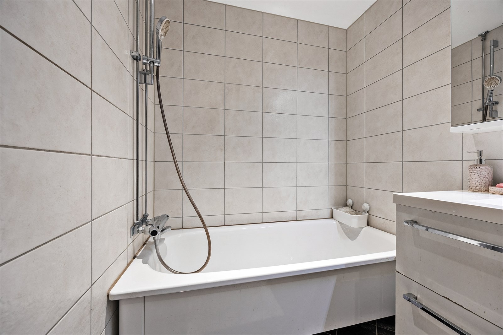 Her er det en praktisk løsning med dusj i badekaret. Galleribilde