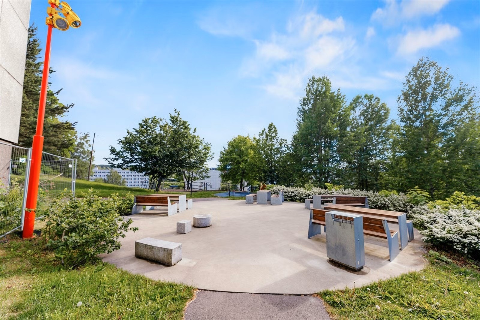 Felles uteområde med sitteplasser for sosialt samvær. Galleribilde