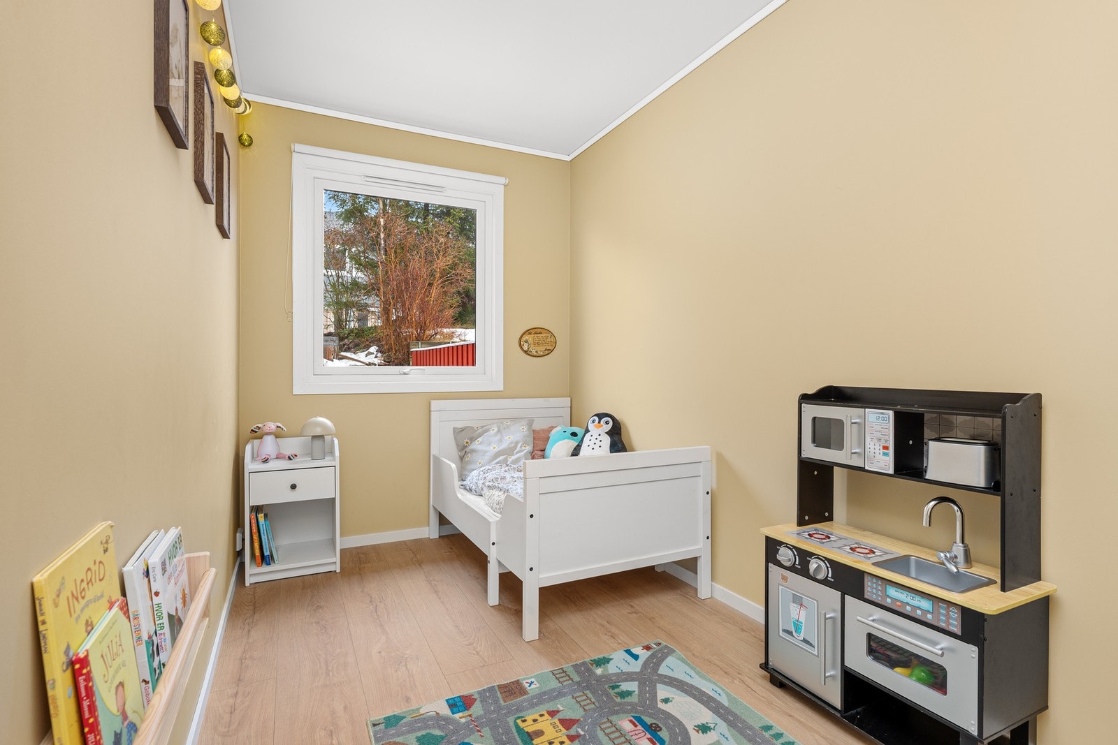 Det andre soverommet passer utmerket som barne- eller gjesterom. Også her er overflatene fra 2023. Galleribilde