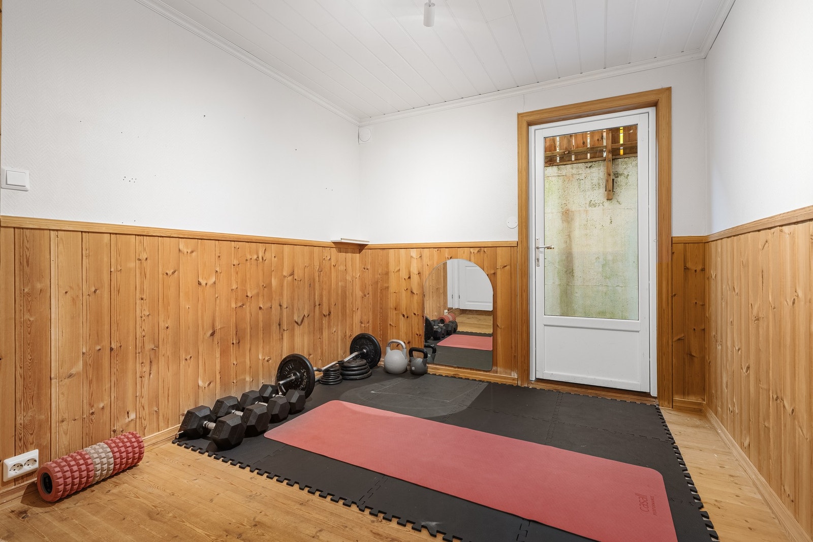 Rom i kjeller er innredet til treningsrom (ikke godkjent for varig opphold). Galleribilde