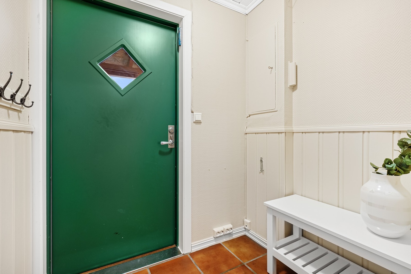 Inngangspartiet er flislagt og Galleribilde