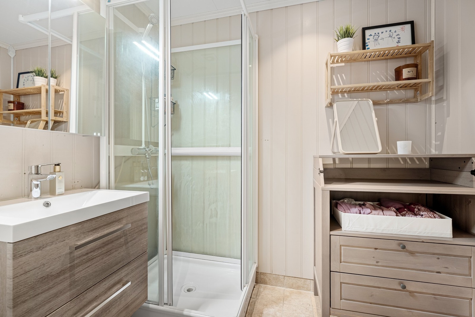 Badet er innredet med dusjkabinett, baderomsmøbel med servant og toalett. Galleribilde