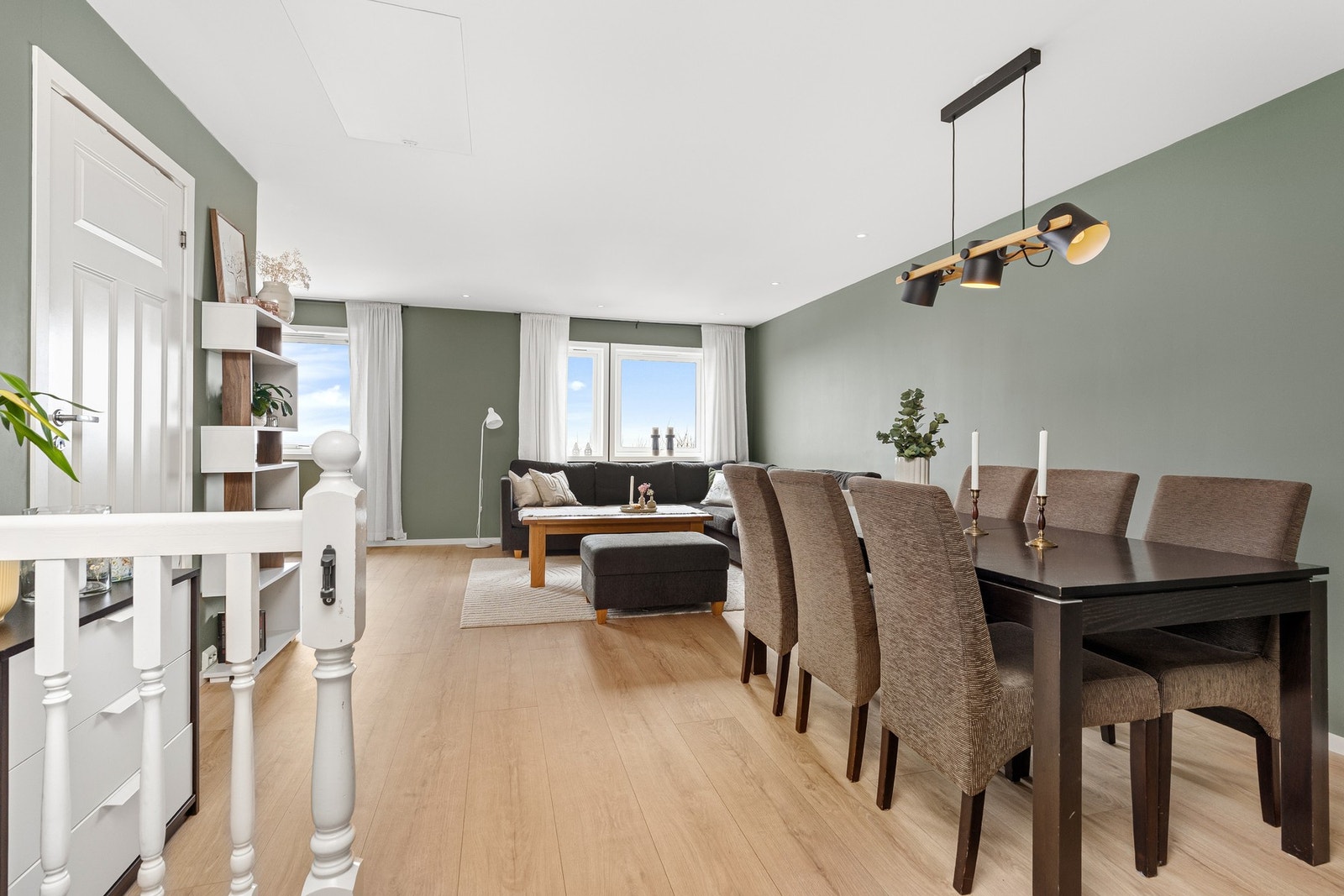 Overflatene i stua er fra 2023 hvor gulv og vegger ble fornyet. Galleribilde