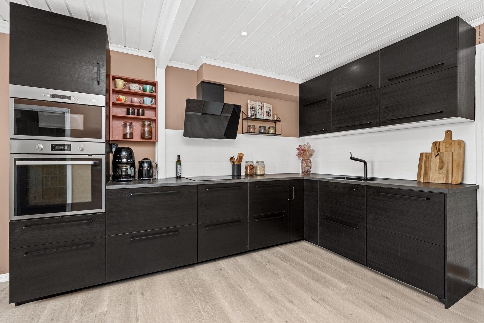 Kjøkkenet befinner seg i 1. etasje og har rikelig med skap- og benkeplass. Galleribilde