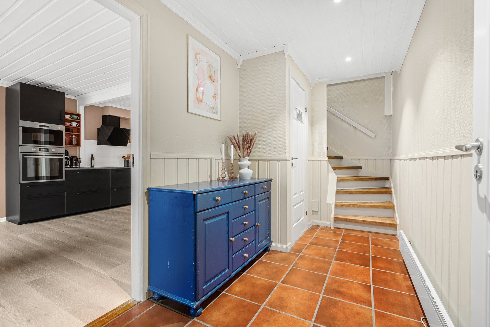 Romslig inngangsparti i 1. etasje. Galleribilde