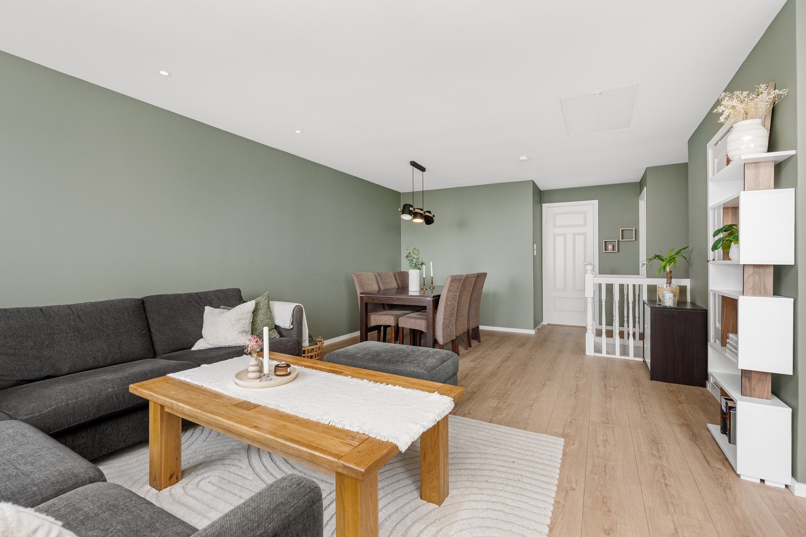 Romslig stue med flere innredningsmuligheter. Galleribilde