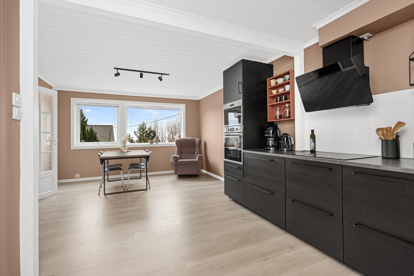 Det er god plass til å innrede til et spisebord på kjøkkenet. Galleribilde