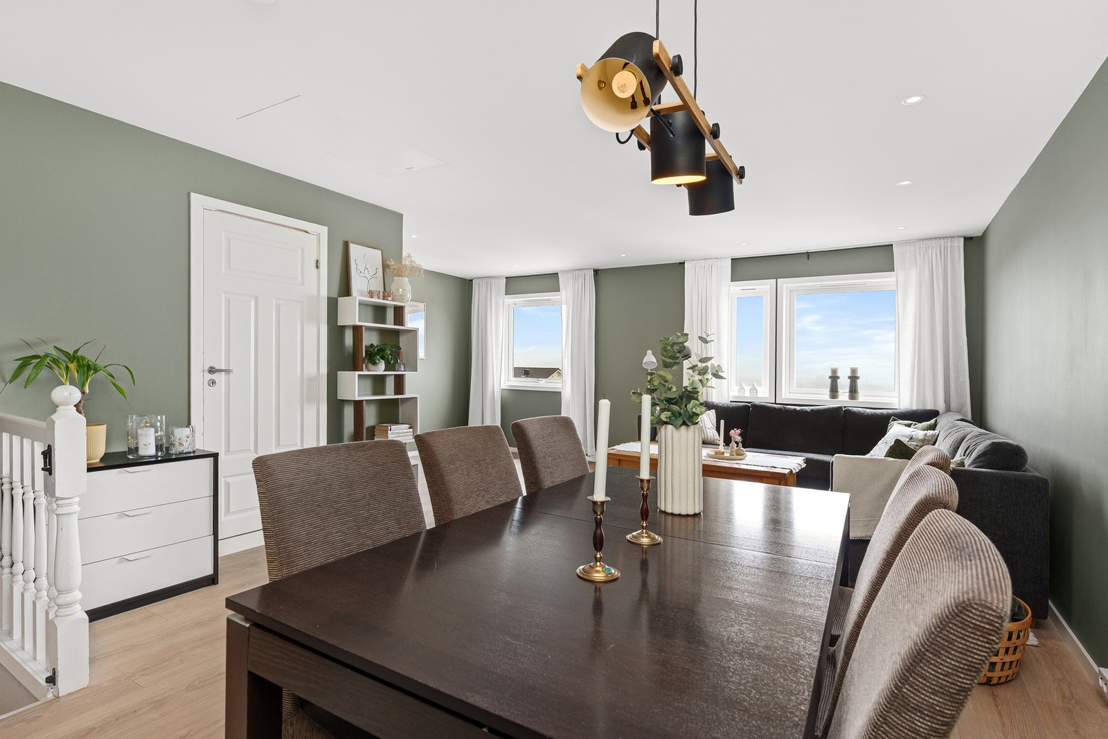 Stua er malt i behagelige og duse farger. Galleribilde