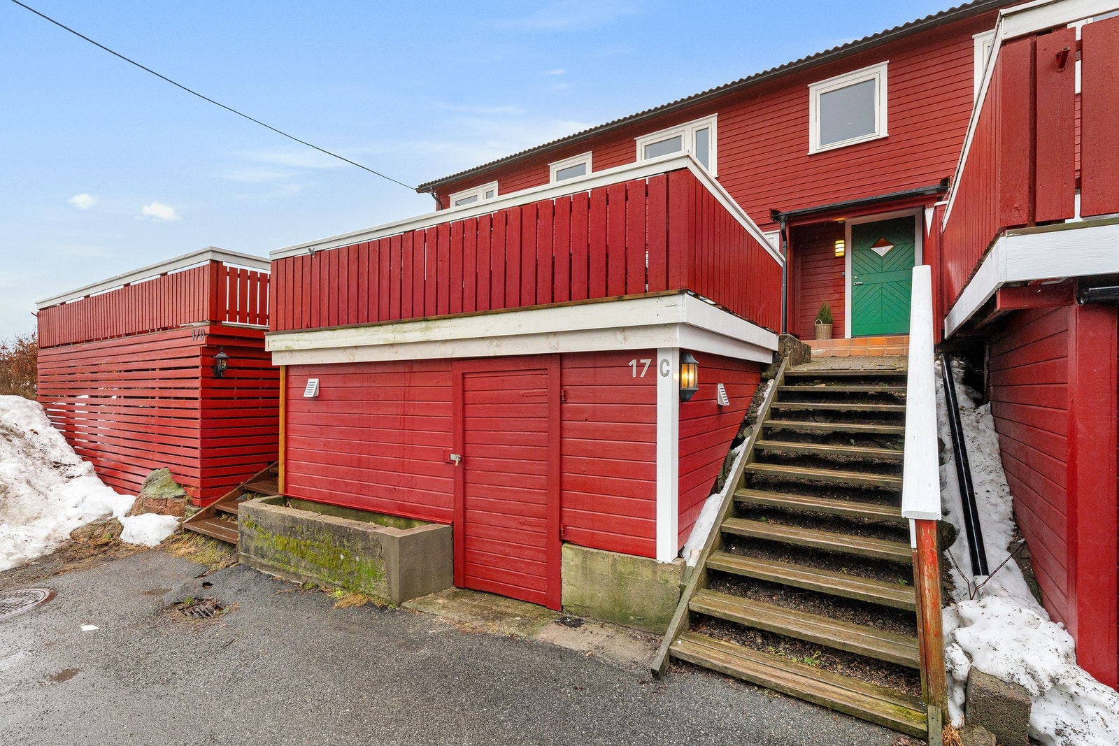 Under terrassen er det en praktisk bod som supplerer godt med lagringsplass. Galleribilde