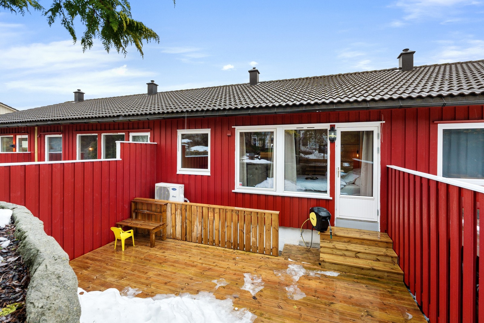 Terrassen i bakkant av huset ble bygget i 2024. Galleribilde