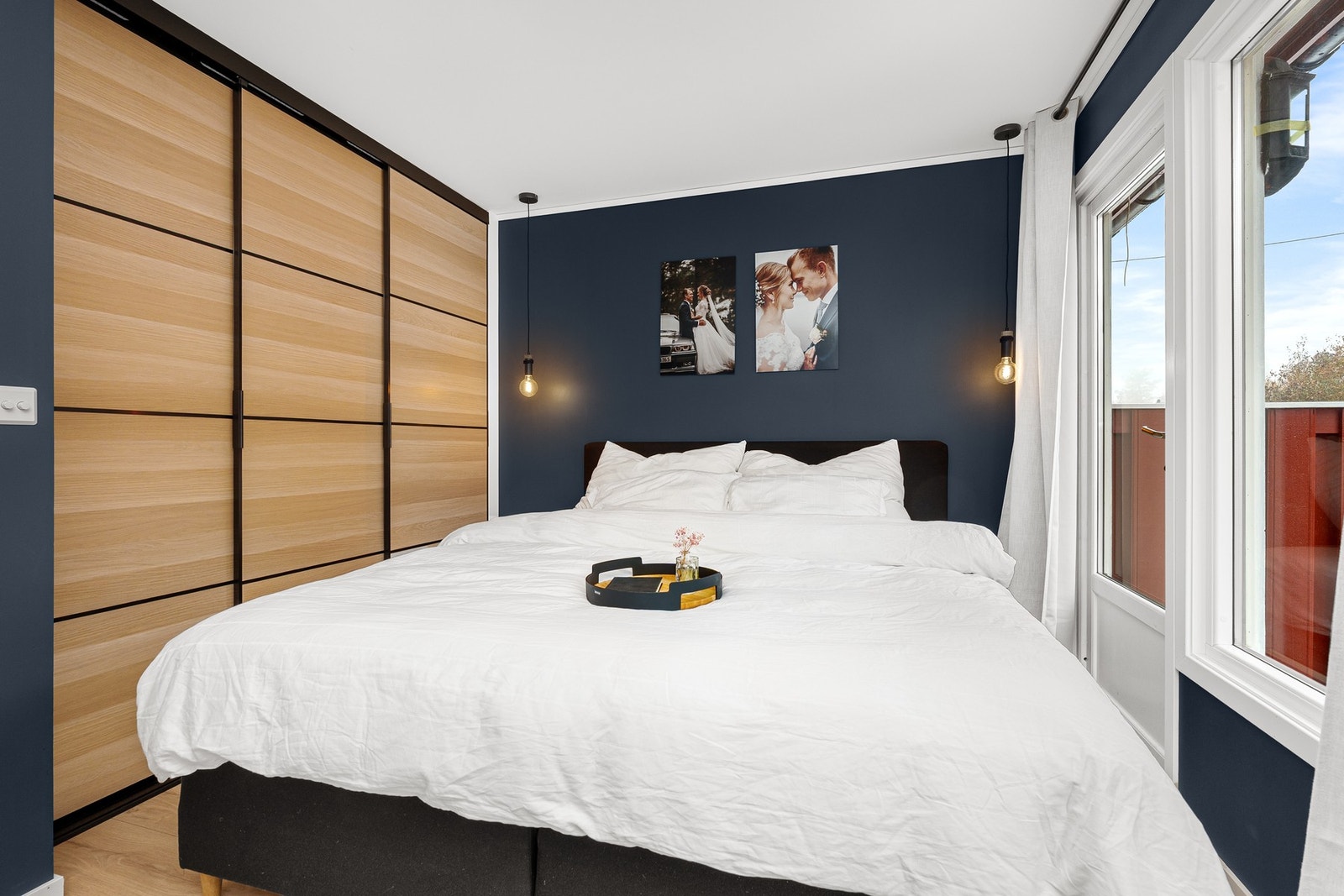 Hovedsoverommet i 2. etasje har rikelig med skapplass. Galleribilde