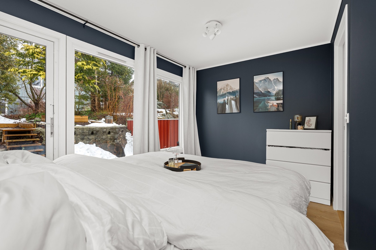 Fra stua er det utgang til hagen i bakkant av huset. Nye gulv og vegger i 2023. Galleribilde