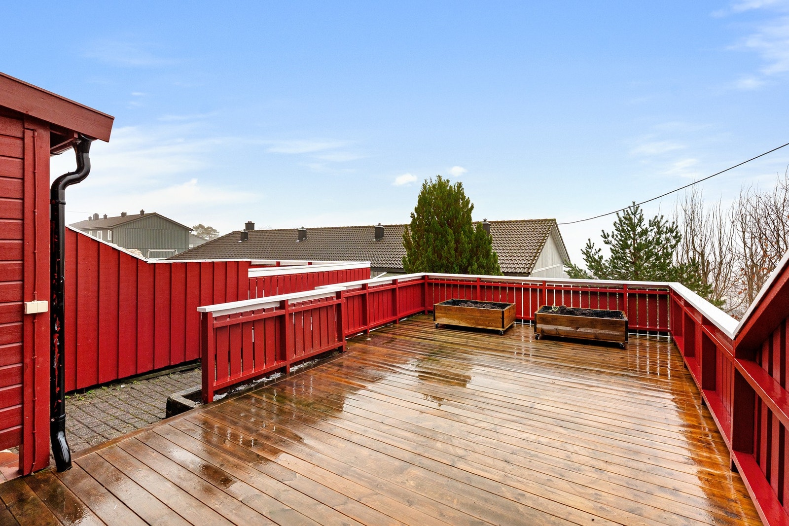 Terrassen på fremsiden har god plass til flere sittegrupper. Nye terrassebord i 2023. Galleribilde