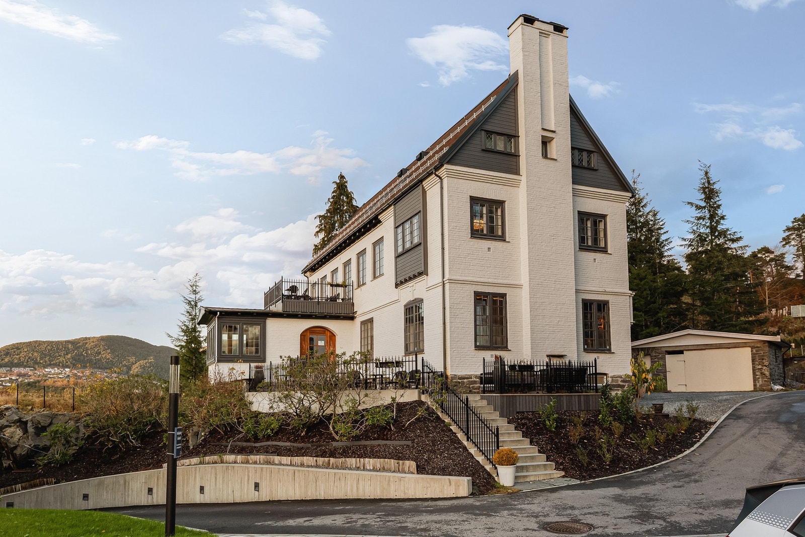 Like i nærheten ligger Konows vertshus, som har restaurant, vinkjeller, overnattingsmuligheter og treningsrom Galleribilde