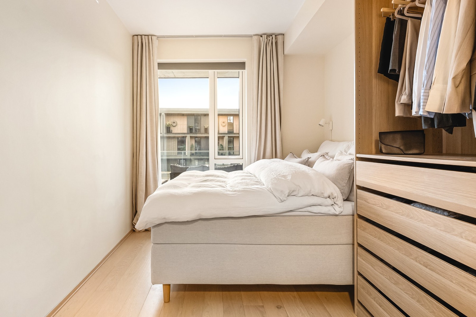 Det er god plass til seng, nattbord, garderobe og annet passende møblement Galleribilde