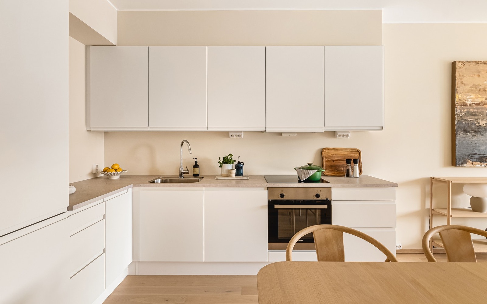 Kjøkkenet er utstyrt med platetopp, oppvaskmasking, stekeovn og kjøl- og fryseskap Galleribilde