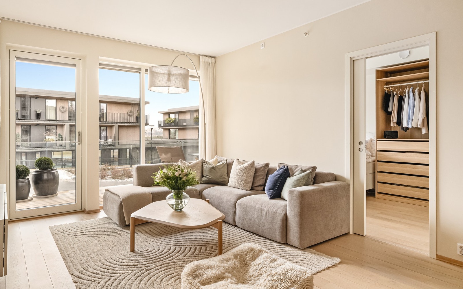 Store vindusflater gir rikelig med naturlig lys og skaper en god atmosfære i rommet Galleribilde