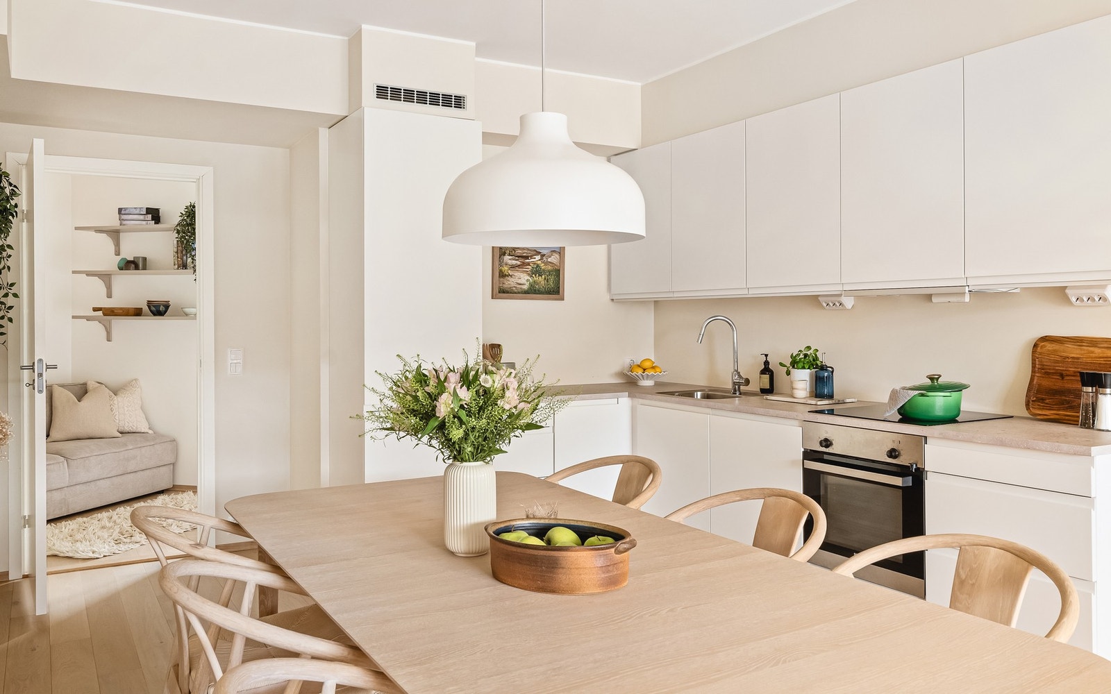 Tidløst kjøkken med hvite, slette fronter og laminert benkeplate Galleribilde