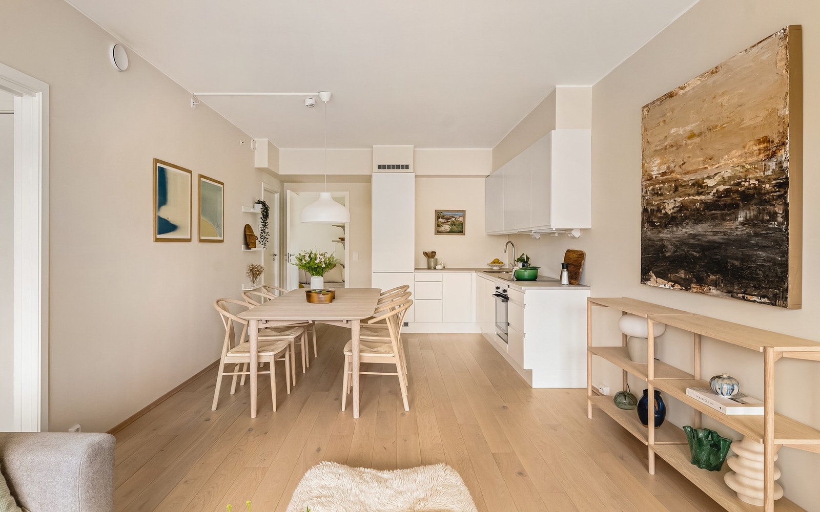 Fargevalgene er tidsriktige og det er parkett på gulv Galleribilde