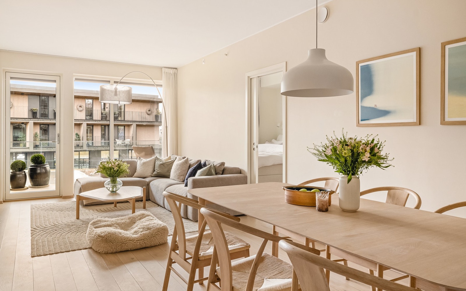 Planløsningen er svært god med god plass til både sofa- og spisegruppe Galleribilde