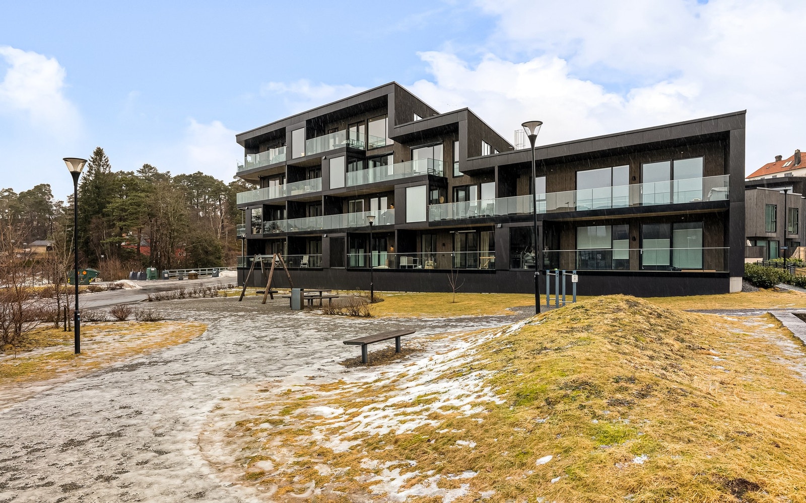 Leiligheten ligger fint til i byggets første etasje Galleribilde