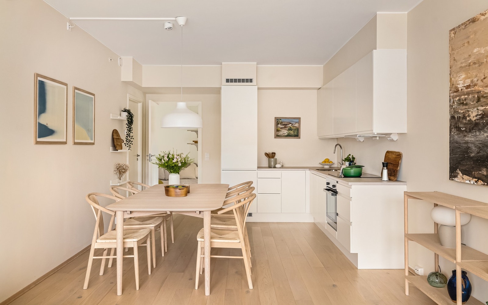 En åpen løsning mellom stue og kjøkken gir leiligheten et sosialt preg Galleribilde