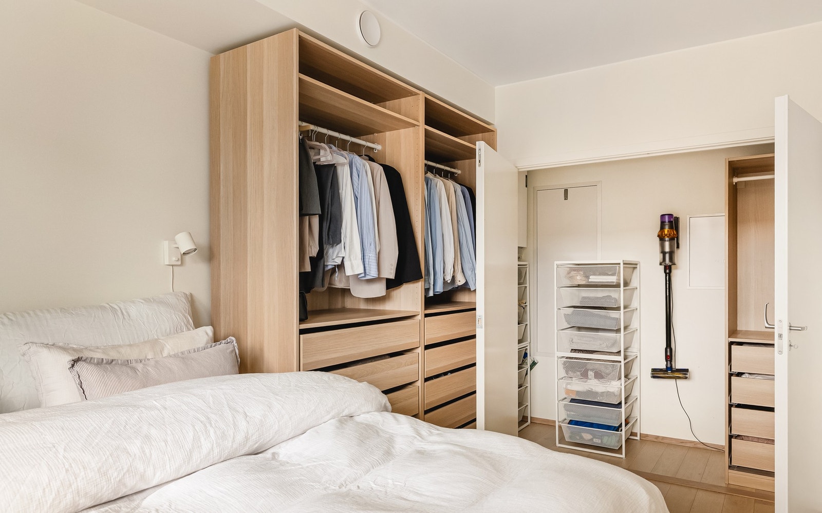 På hovedsoverommet finner man en praktisk walk-in garderobe Galleribilde