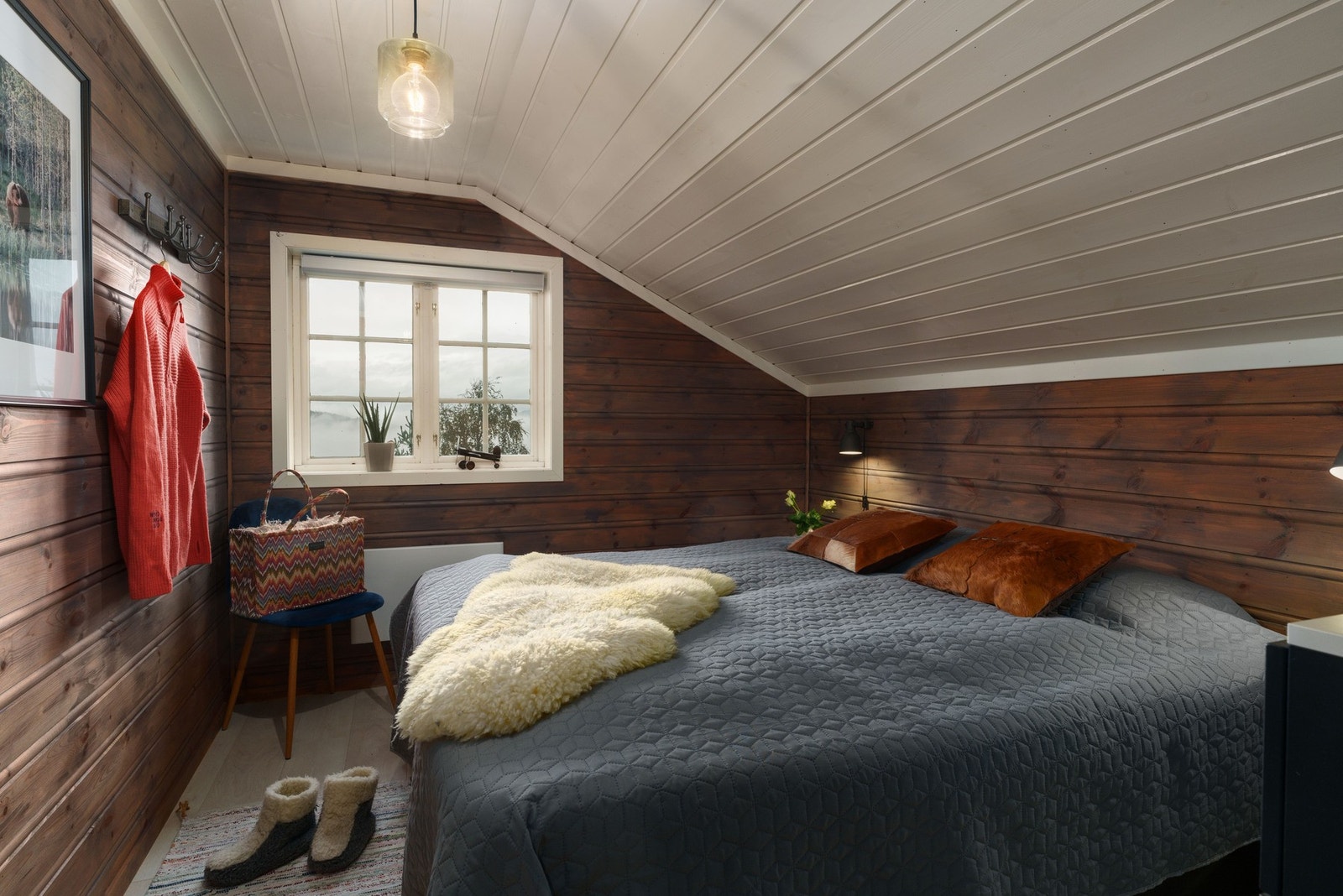 På hemsen er det hele fire soverom. Med hensyn til romangivelse presiseres det at romnavn angis uten hensyn til byggeforskriftenes krav til rom. Galleribilde