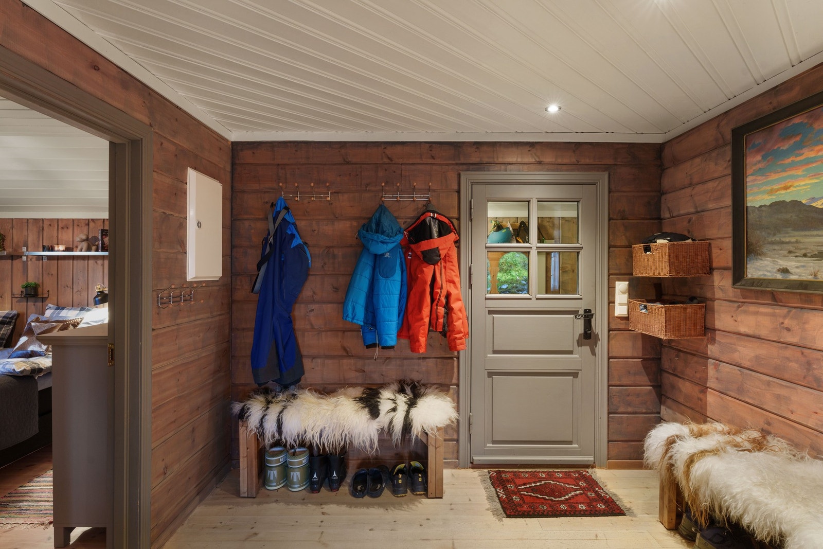 Velkommen inn! Romslig gang med plass for yttertøyet. Galleribilde