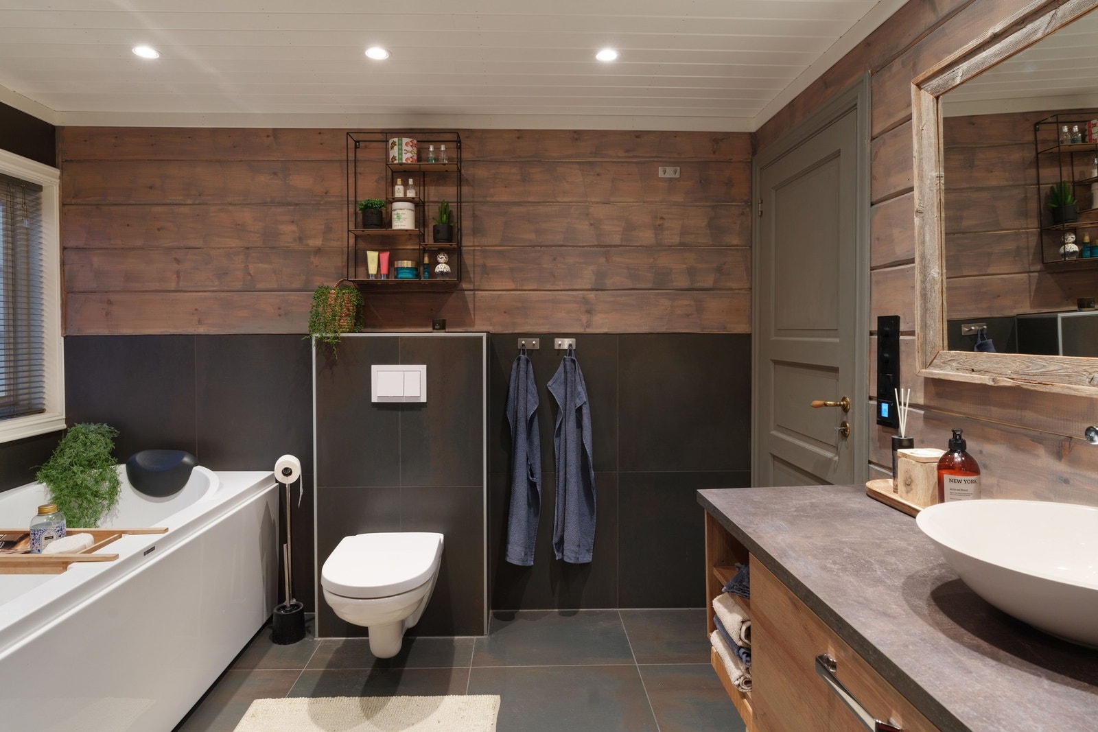 Vegghengt toalett og både dusj og badekar - det perfekte sted for avslapning etter en lang dag ute! Galleribilde