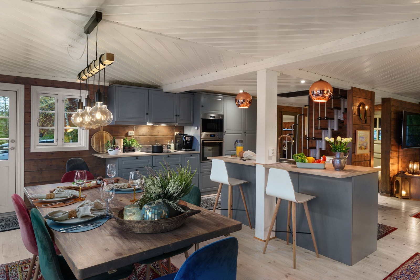 Nydelig kjøkken og spiseplass som innbyr til lange måltider med familie og venner. Galleribilde