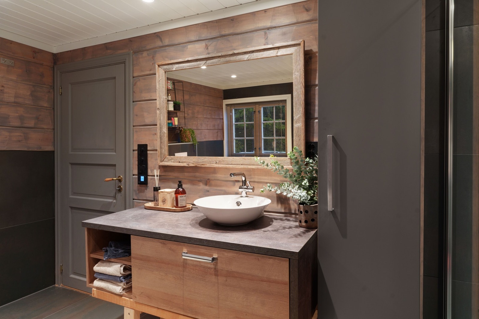 Praktiske og gjennomtenkte løsninger. Badet ble totalrenovert i perioden 2019-2021. Galleribilde