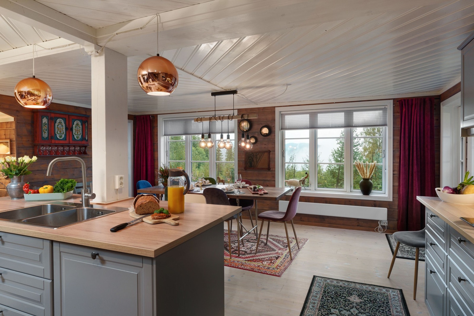 Store vindusflater slipper inn godt med naturlig lys og utsikt. Galleribilde