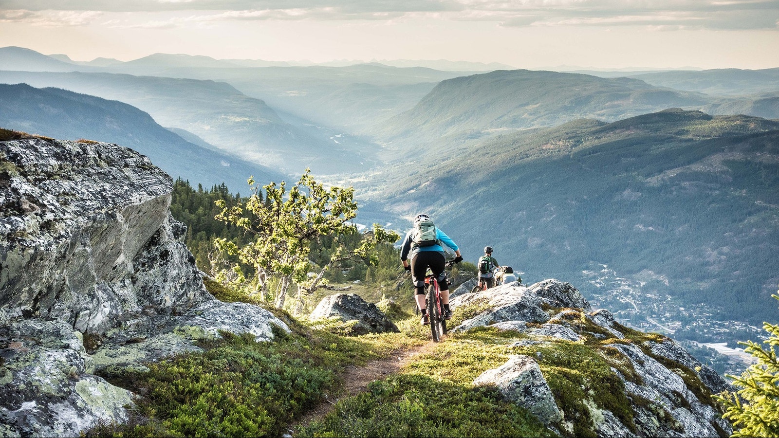 Sykkelløypa "Hallingspranget" fra fjellet og ned til Nesbyen sentrum.
Foto: Lars Storheim Galleribilde